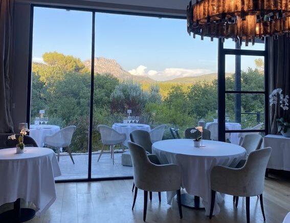 Restaurant with a panoramic view of Sainte Victoire in Aix-en-Provence